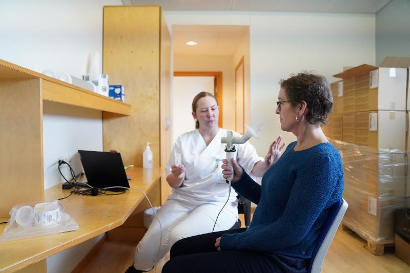 Spirometr med Monica Wennberg og Bente Sundt.jpg